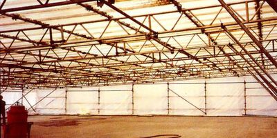 Wetterschutzdächer und provisorische Werkhallen